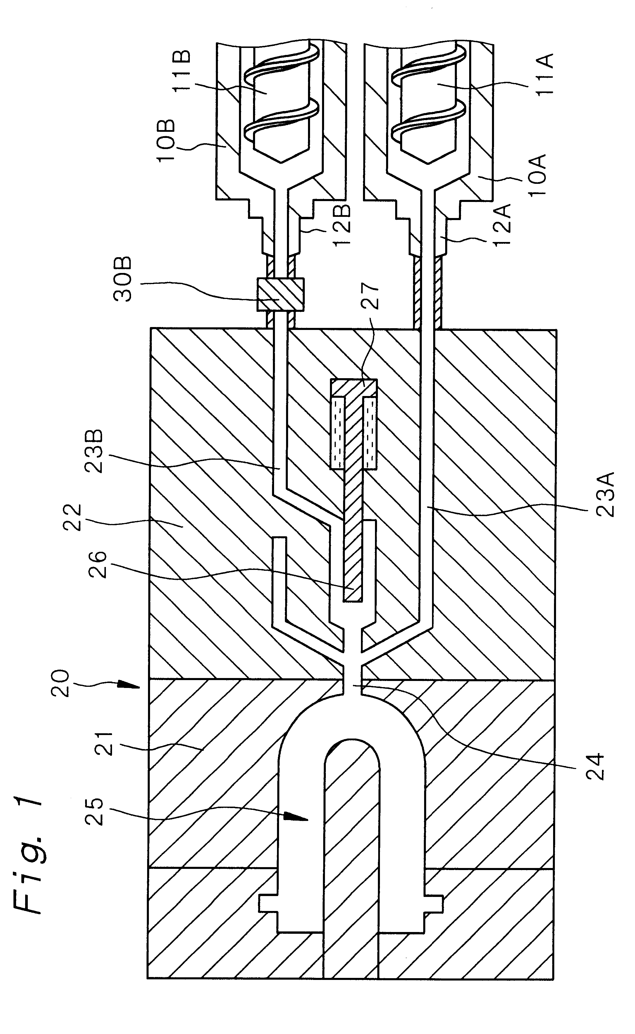 Injection molding apparatus for molding multi-layered articles