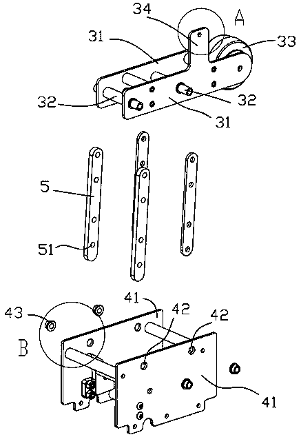 A synchronous jacking device for a cloth folding machine