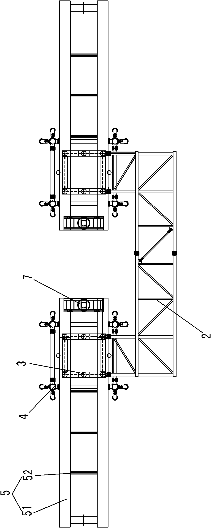 Twin-tower low-pylon self-balancing lifting device