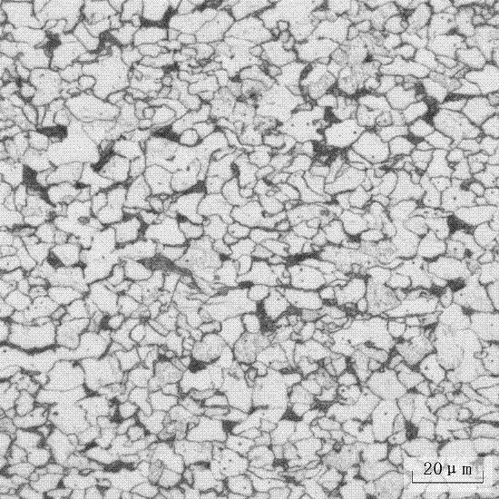 A high-strength hot-rolled steel strip with reduced manganese and improved band structure and its manufacturing method