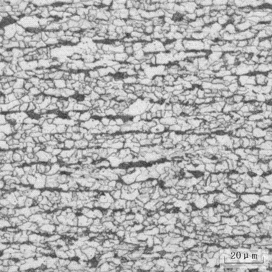 A high-strength hot-rolled steel strip with reduced manganese and improved band structure and its manufacturing method