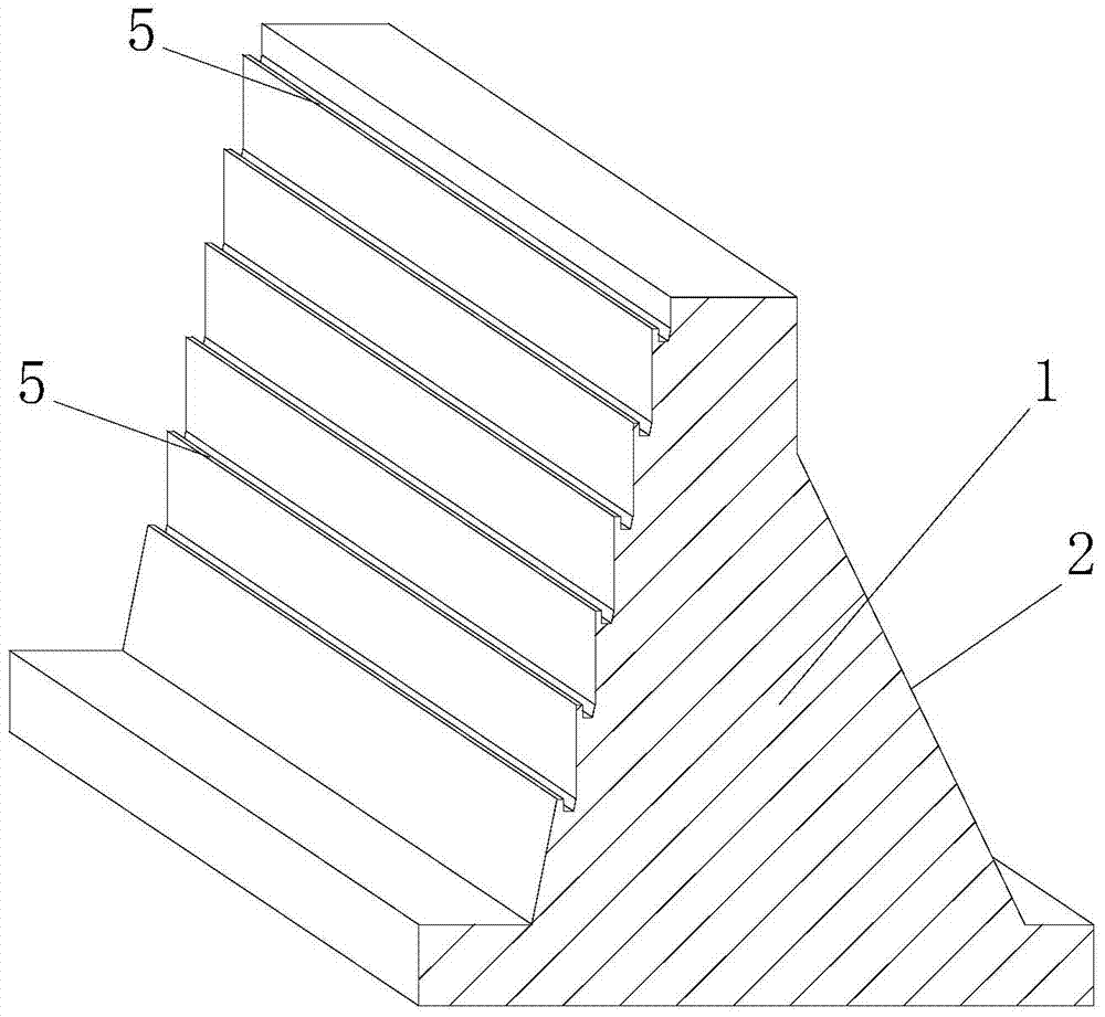 A retaining wall capable of increasing the self-rescue ability of those who fall into the water and its construction method