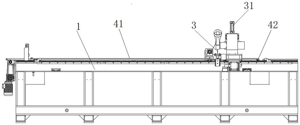 Wood strip fixed-length saw cutting device and saw cutting method thereof