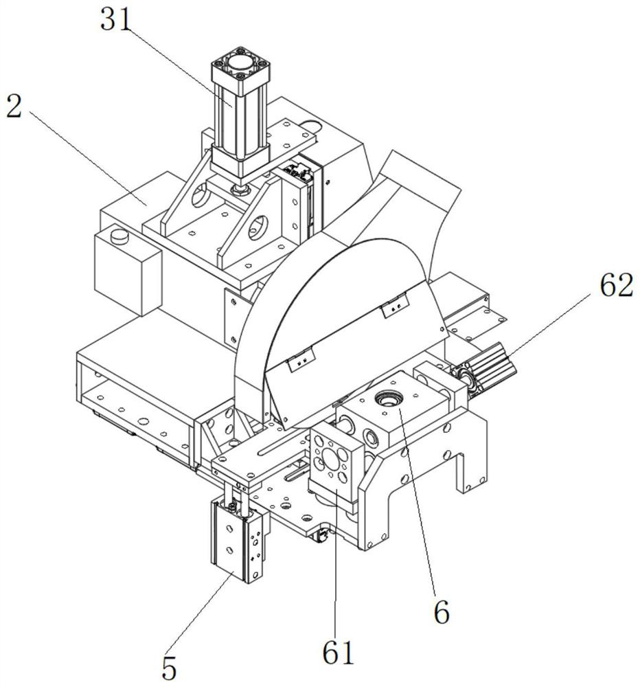 Wood strip fixed-length saw cutting device and saw cutting method thereof