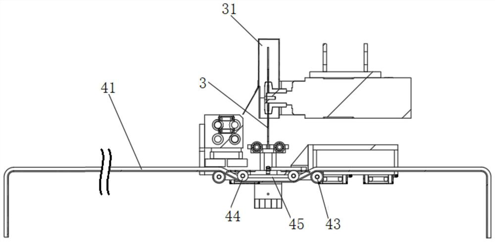 Wood strip fixed-length saw cutting device and saw cutting method thereof