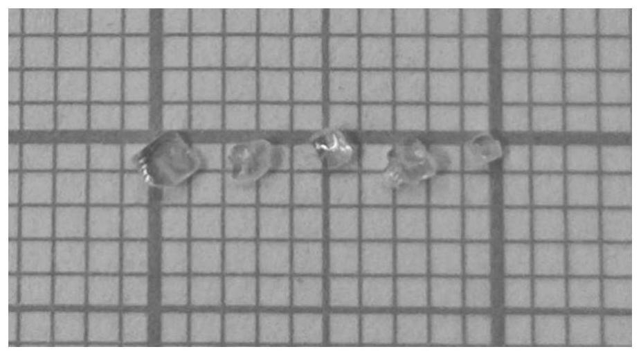 Organic benzothiazole crystal material and preparation method thereof