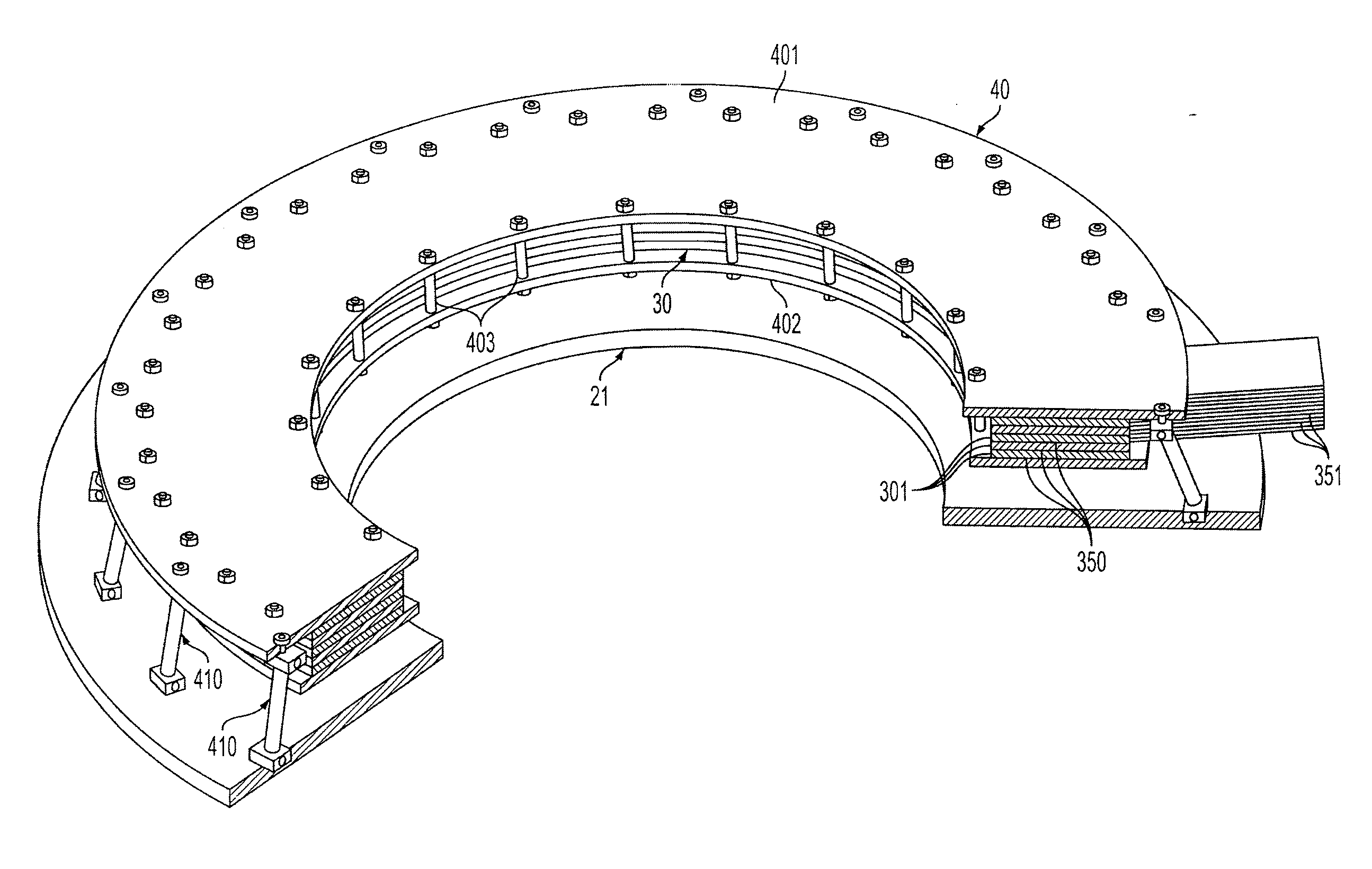 Coil with superconductive windings cooled without cryogenic fluids