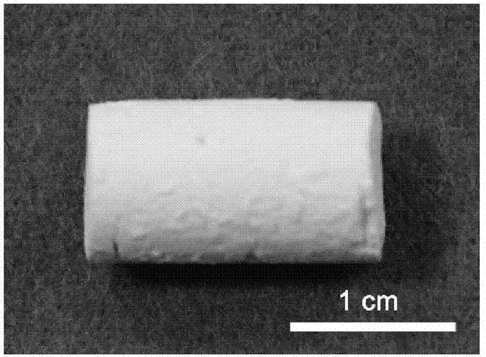 Hierarchic porous La2Zr2O7 ceramic and preparation method thereof