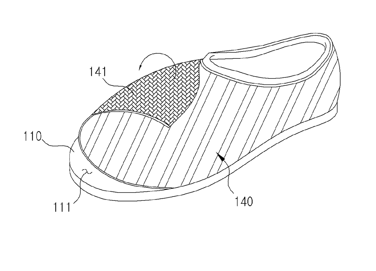 Shoe enabling attachment/detachment of decoration