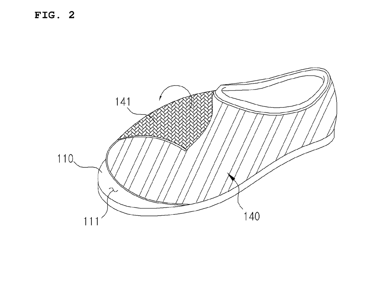 Shoe enabling attachment/detachment of decoration