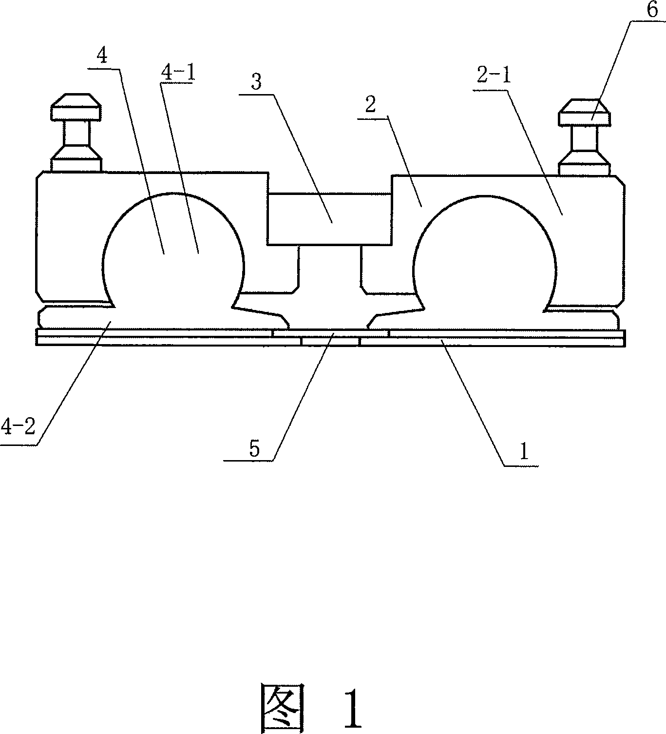 Magnetic pressure leak blockage device pole shoe capable of automatically adapting to container arc degree