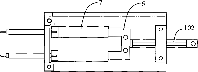 Displacement regulating and amplifying device and base station antenna with same