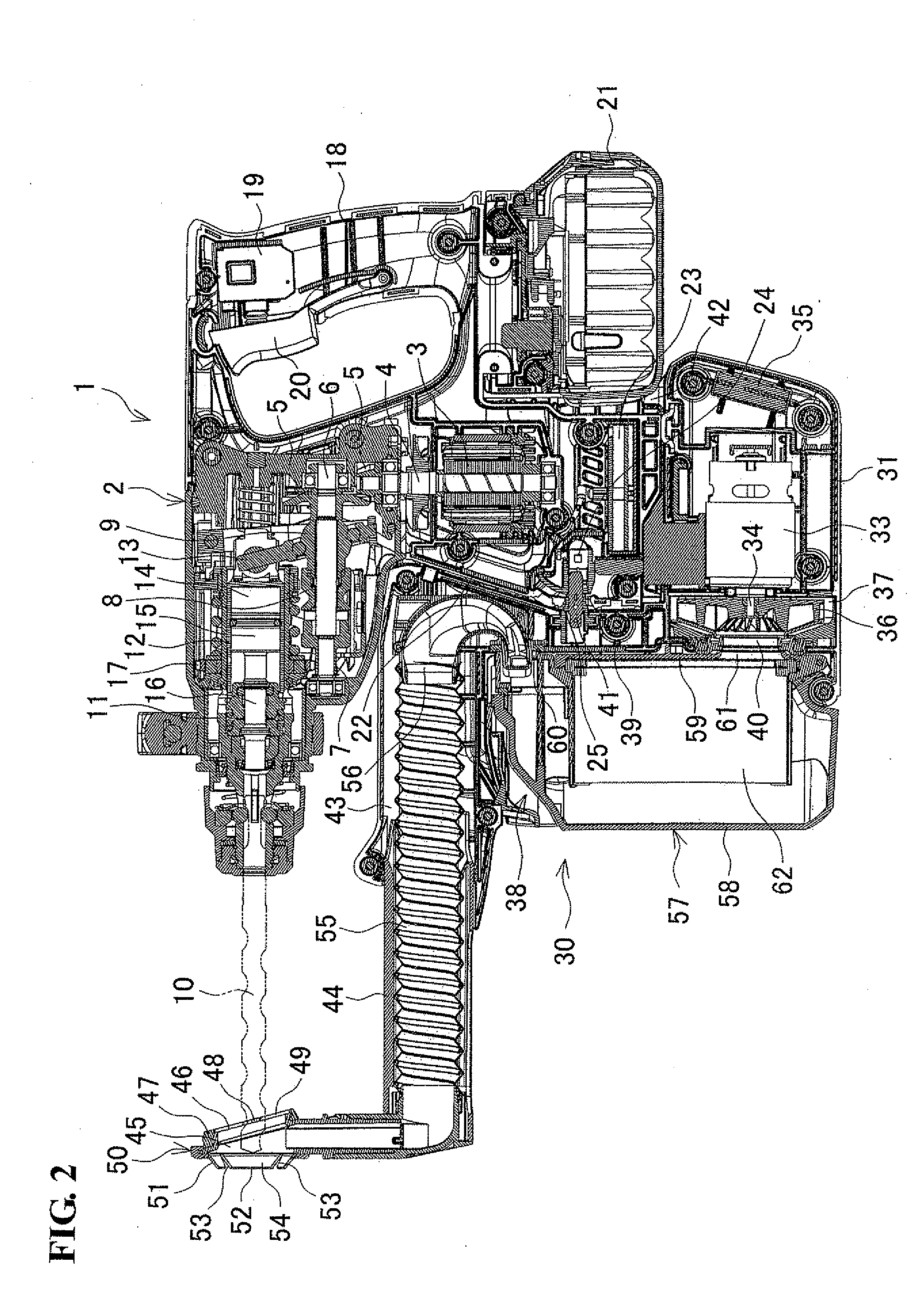 Power tool dust collecting device and power tool