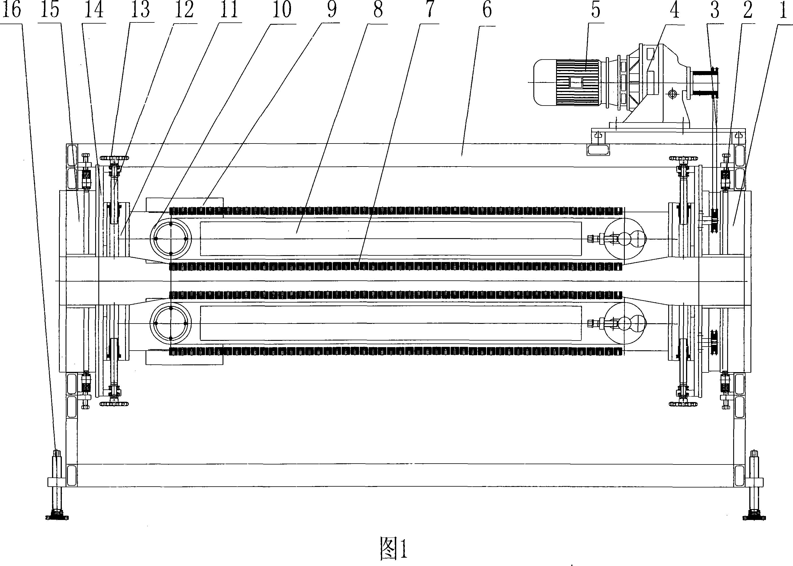 Rotation tractor for plastic pipe production line