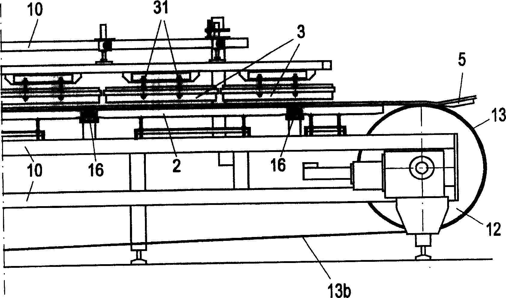 Apparatus for the heat treatment of foodstuffs and feedstuffs, in particular for the production of bakery products