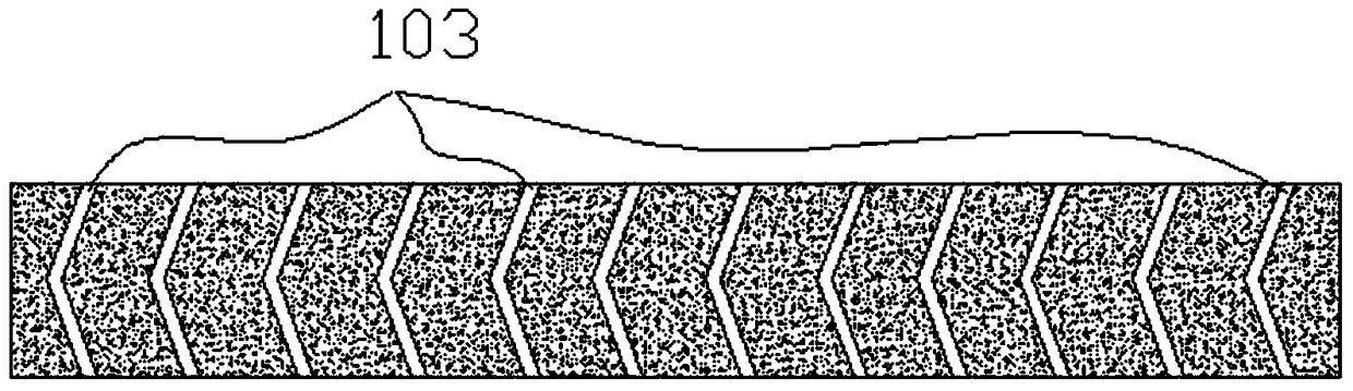 Papermaking raw material conveying device with screening function