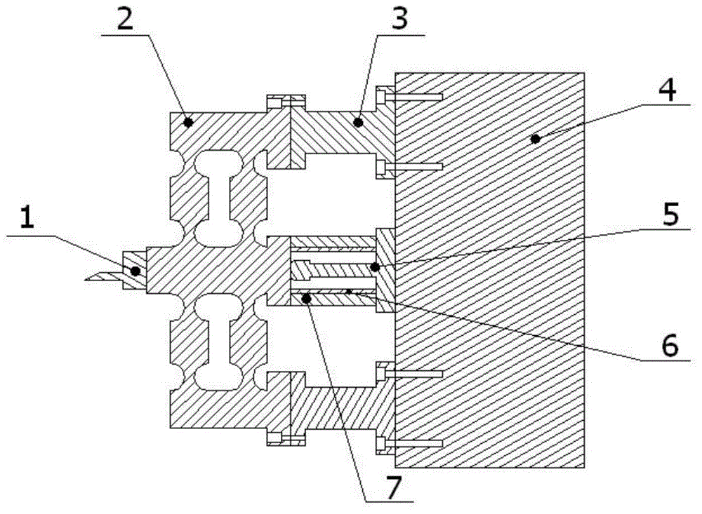 Displacement sensor type piezoceramic driver based on flexible mechanism