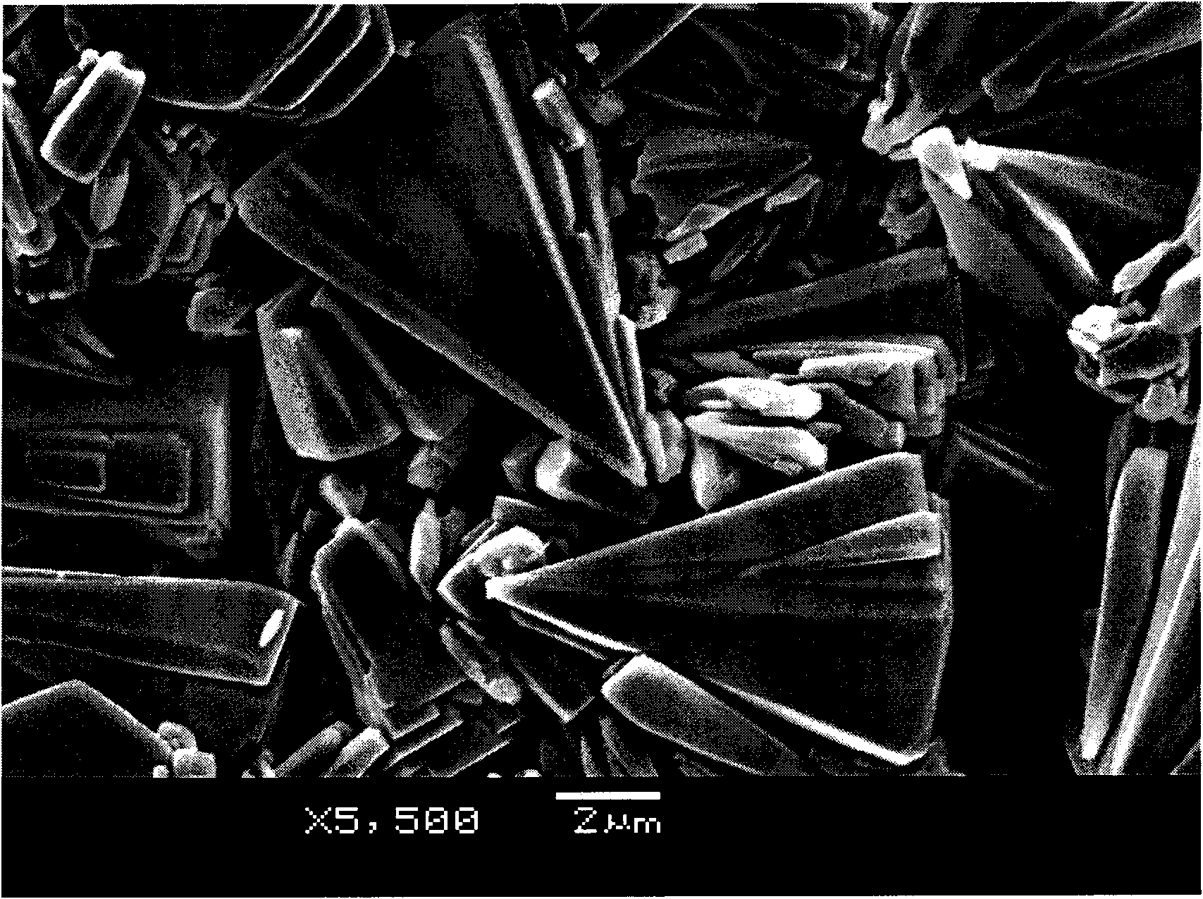 Semiconductor material with ZnO cone-shaped nano structure compounded on silicon chip and preparation method thereof