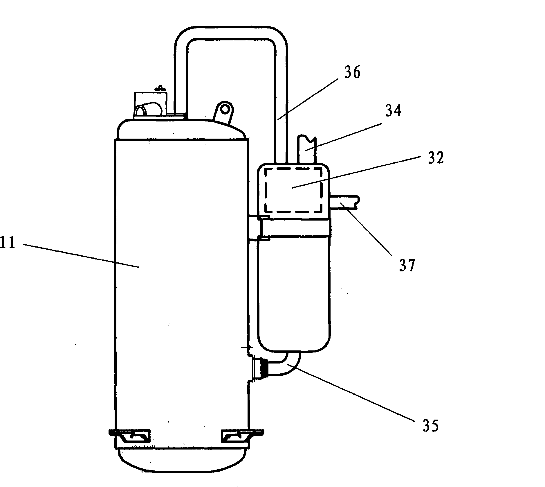 Integral structure of liquid reservoir and oil separator of compressor