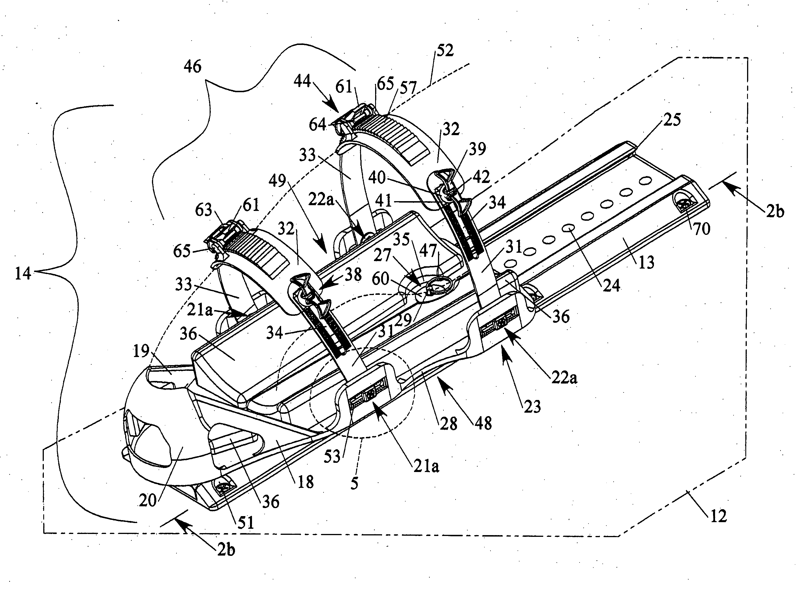 Device for retaining a kneeling rider on a gliding board