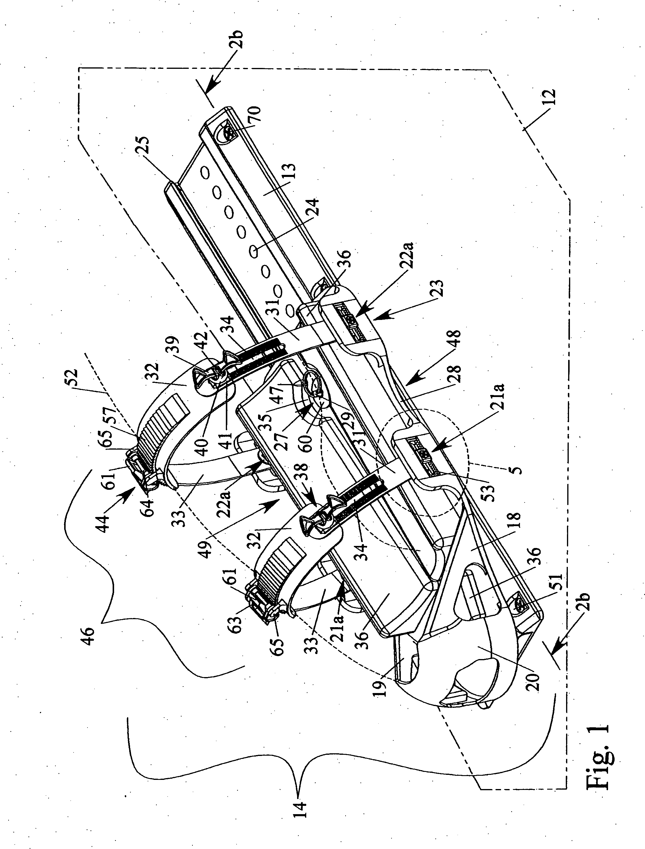 Device for retaining a kneeling rider on a gliding board