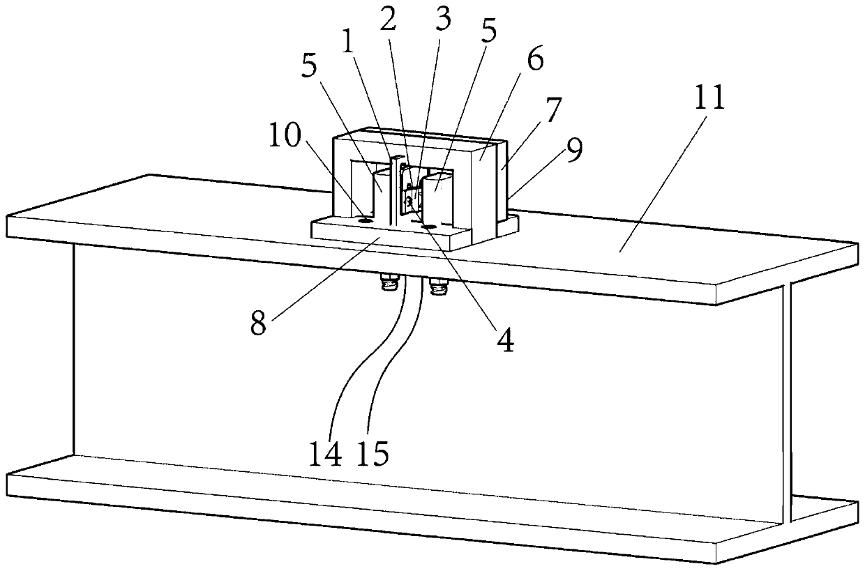 Measuring sensor for measuring bond slip at interface between structural steel and concrete and measuring method thereof