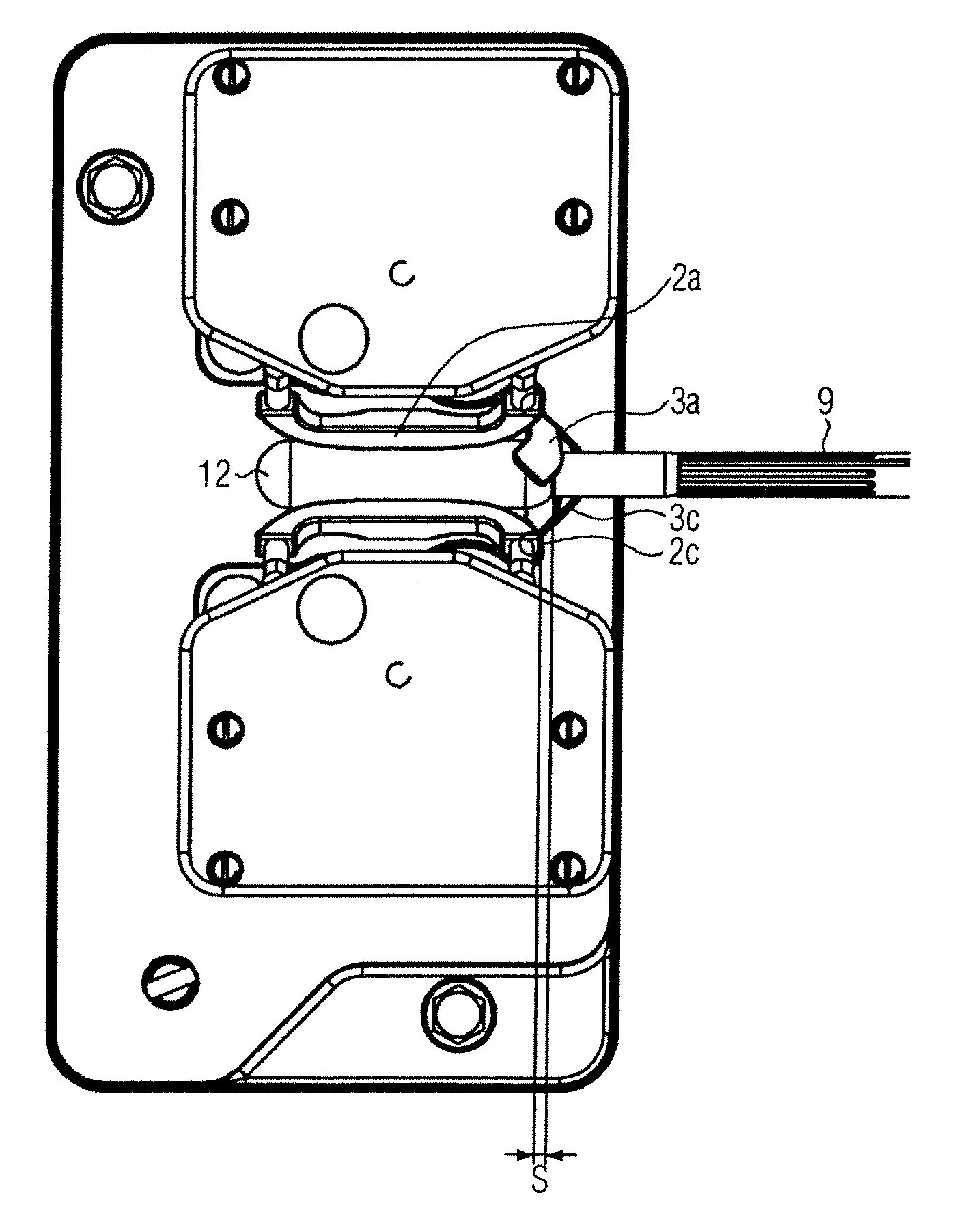 Apparatus and method for a sausage-casing-sensitive division of stuffed sausage strands