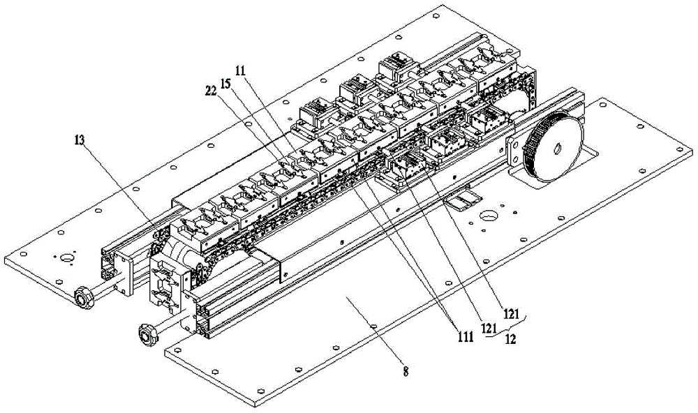 Automatic centering slicer for areca nuts and slicing method thereof