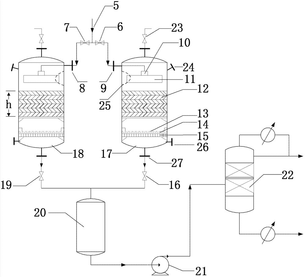 Tower-type filtering device for biomass-based fermented mash