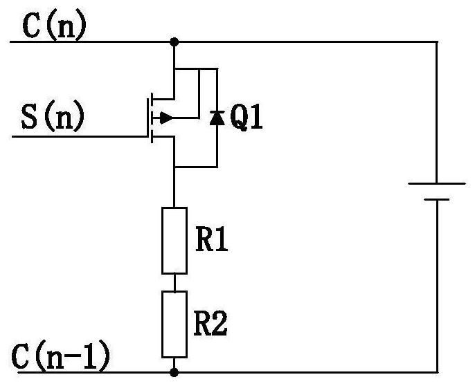 Voltage acquisition device with hardware protection function for rail transit