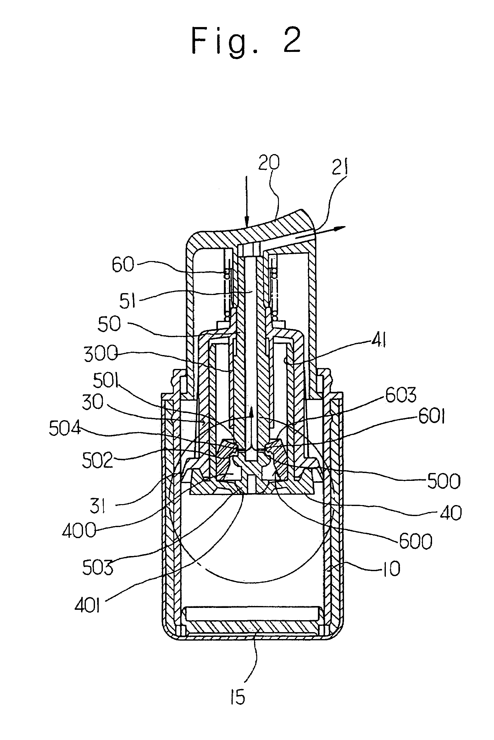 Constant discharge structure for nozzle head lowering type vacuum cosmetic container