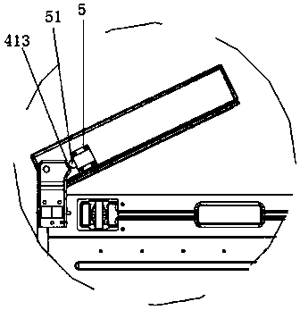 Refrigerator door closer and refrigerator