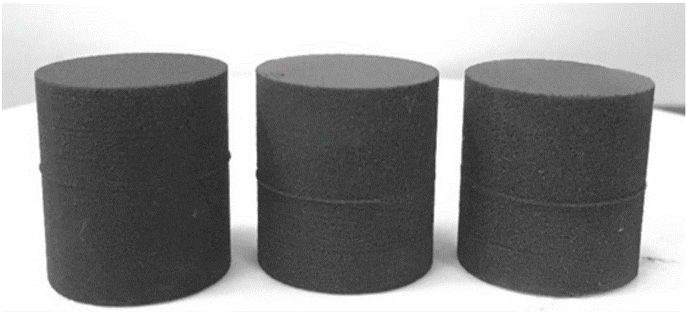 Method for preparing iron tailing porous ceramic through foam-gelcasting/low-temperature sintering