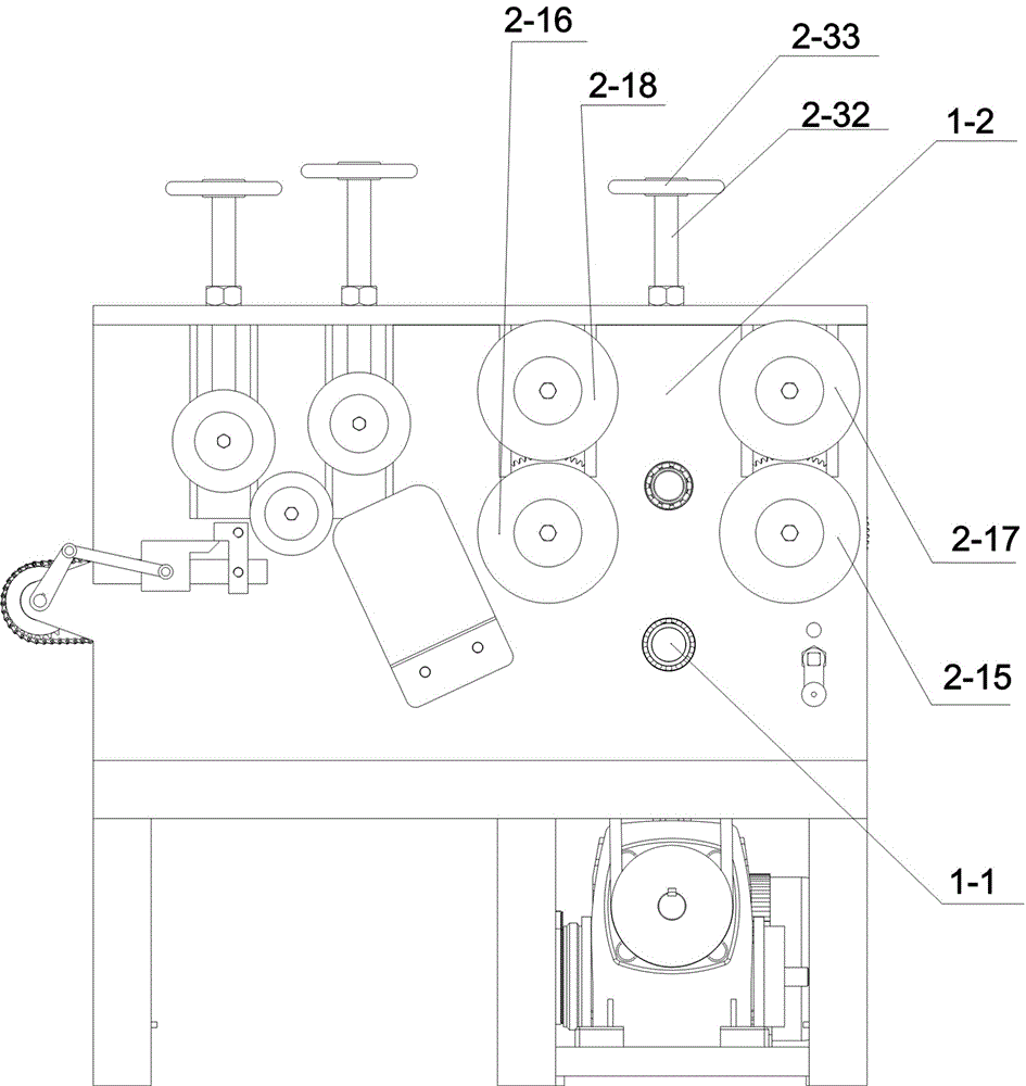 An intermittent feeding device with adjustable feeding length