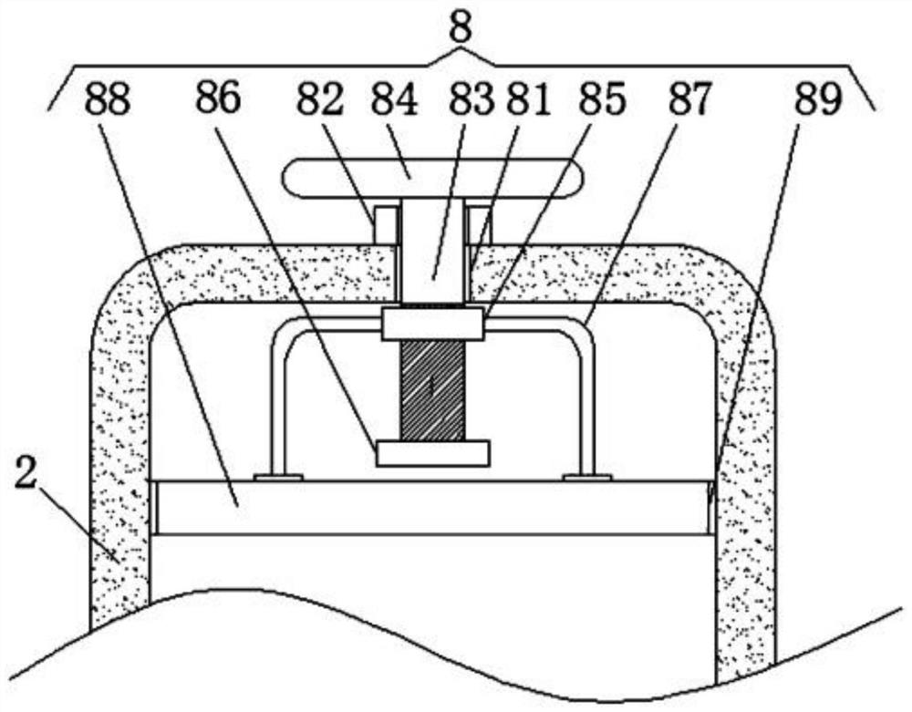 Household garlic clove crushing device based on dual effects of impact force and torque and using method