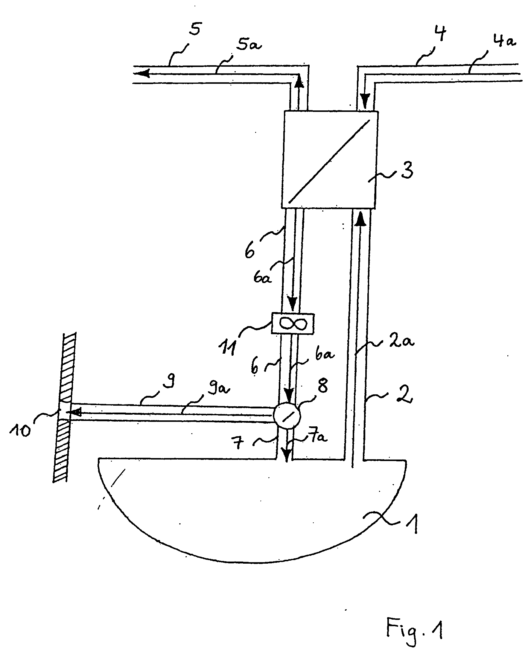 Arrangement and method for utilizing the heat of waste air for heating the bilge area of aircraft