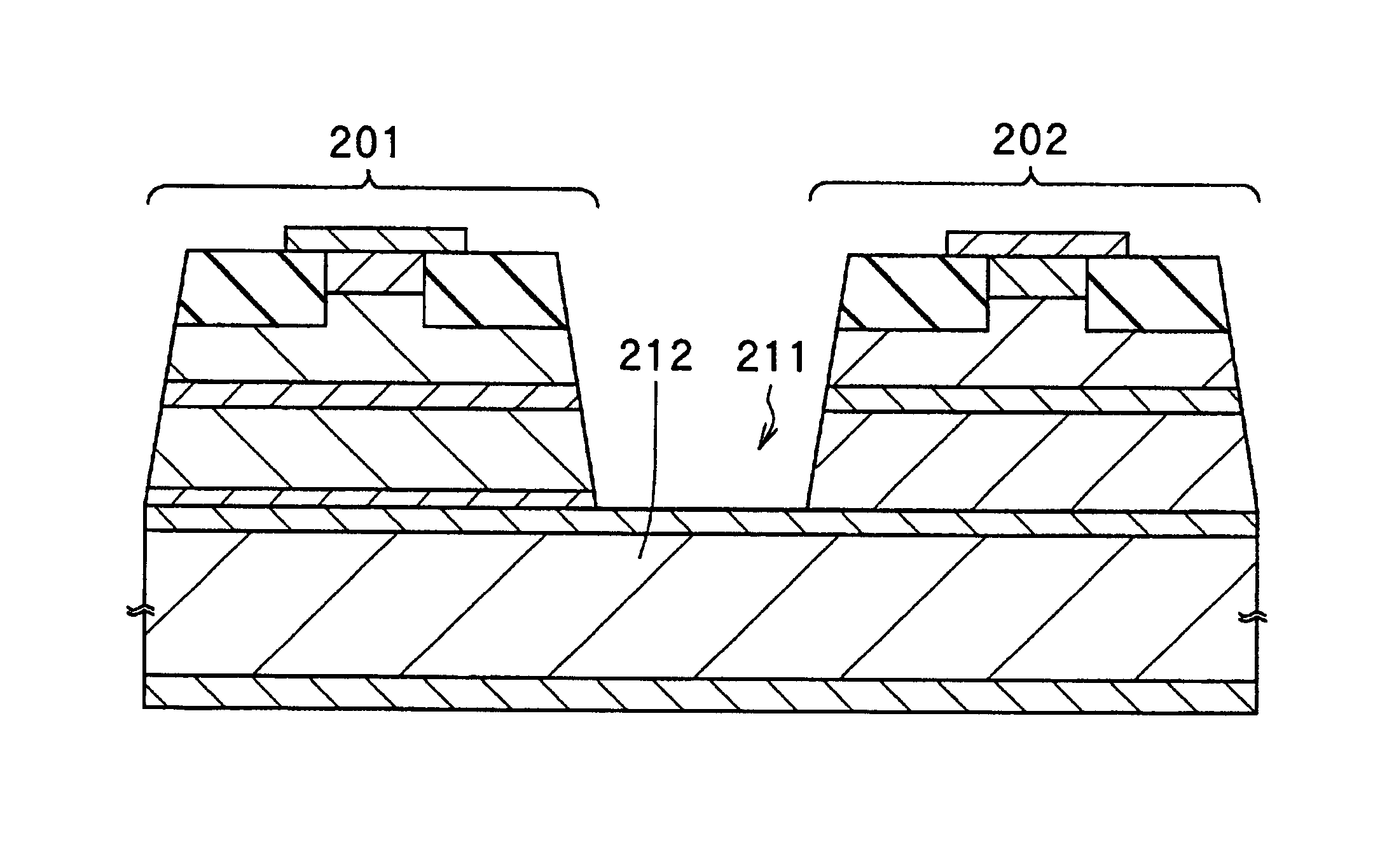 Semiconductor light emitting device with stacked light emitting elements