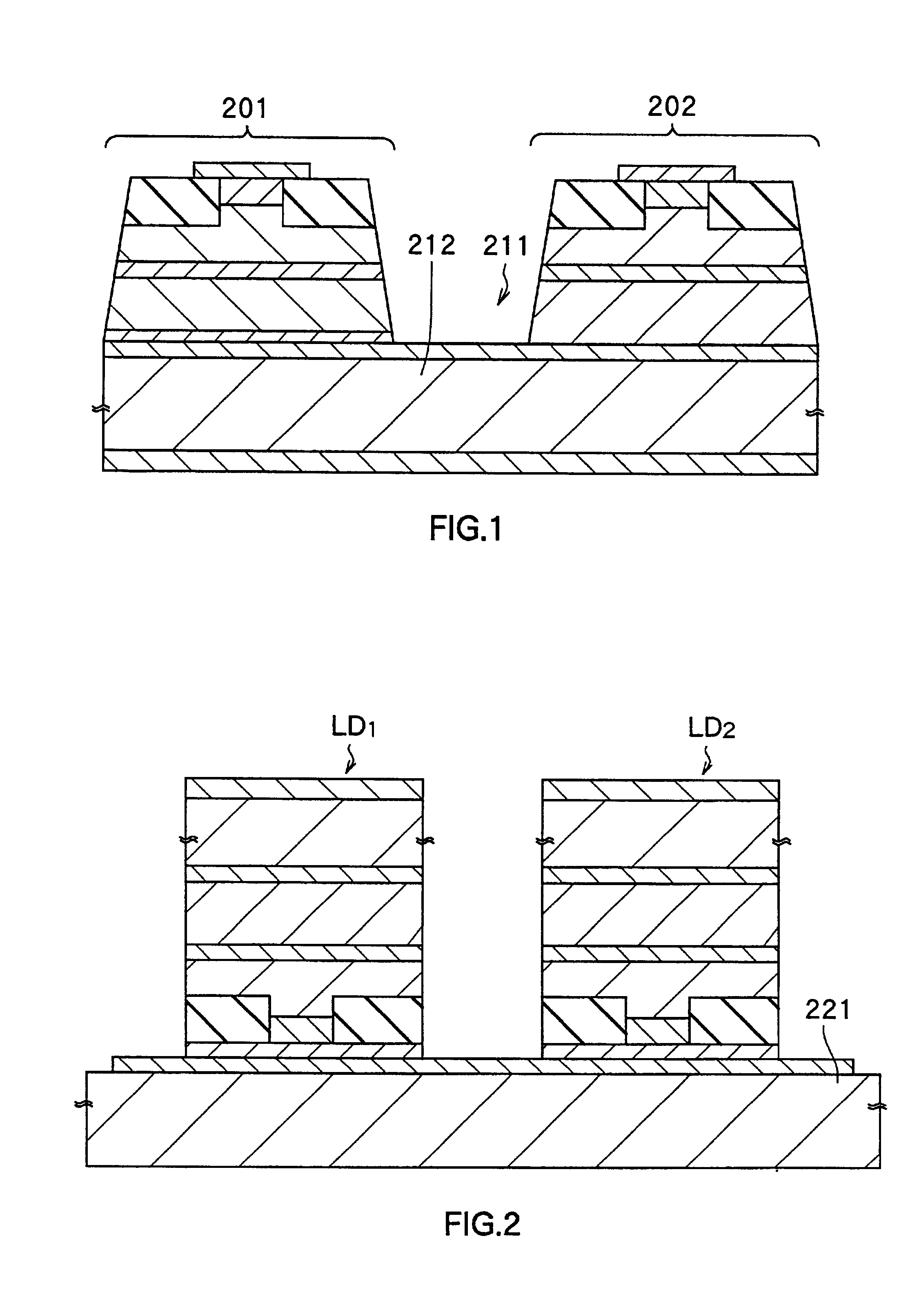 Semiconductor light emitting device with stacked light emitting elements