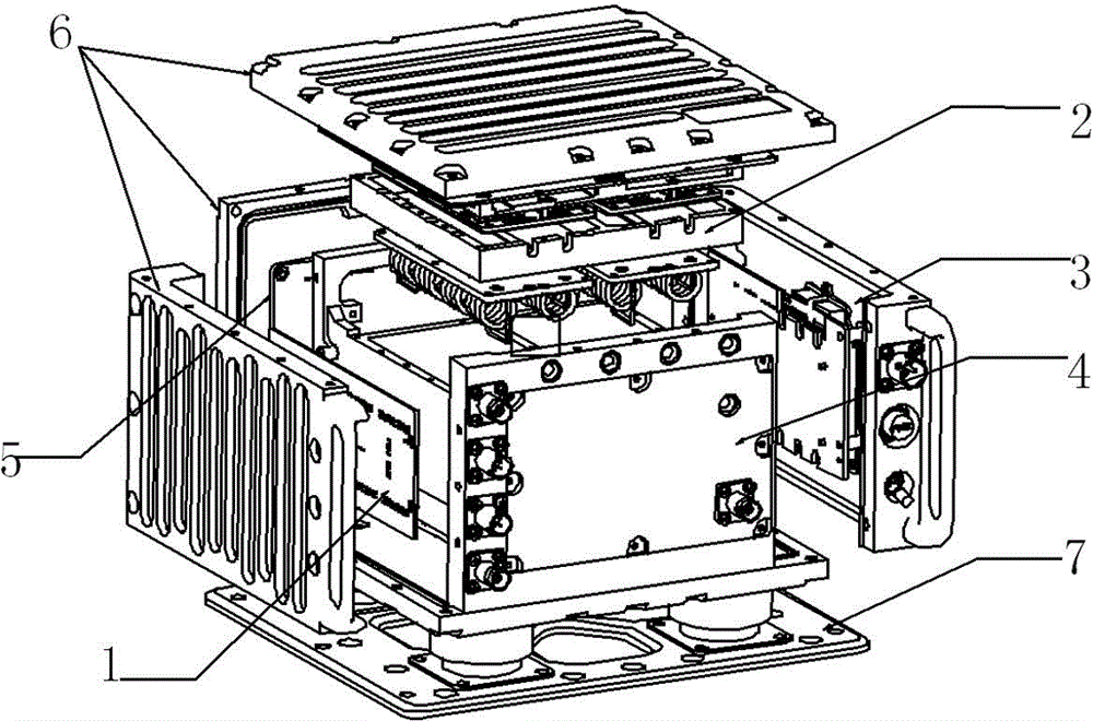 Double-channel antenna sharing dynamic combining platform of self-adaption broadband frequency hopping radio station