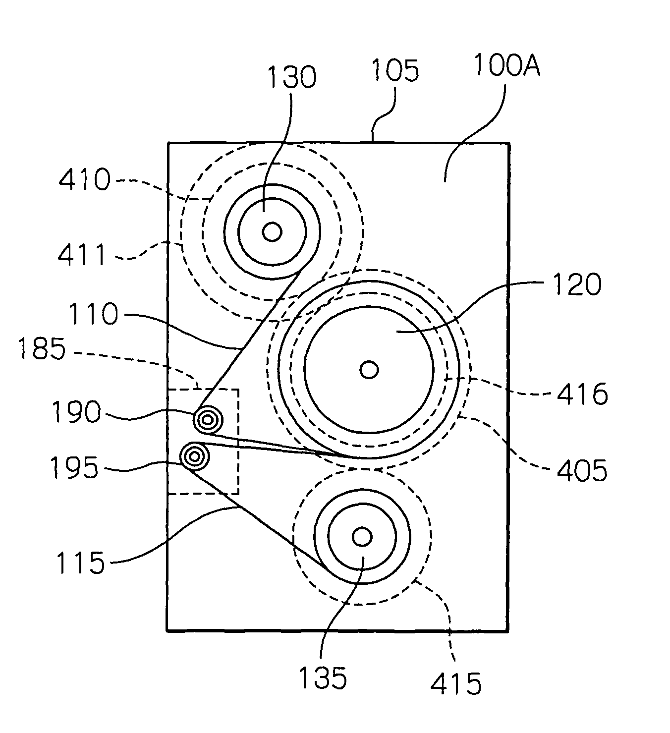 Media storing and feeding device with maximum angular speed of reels reduced