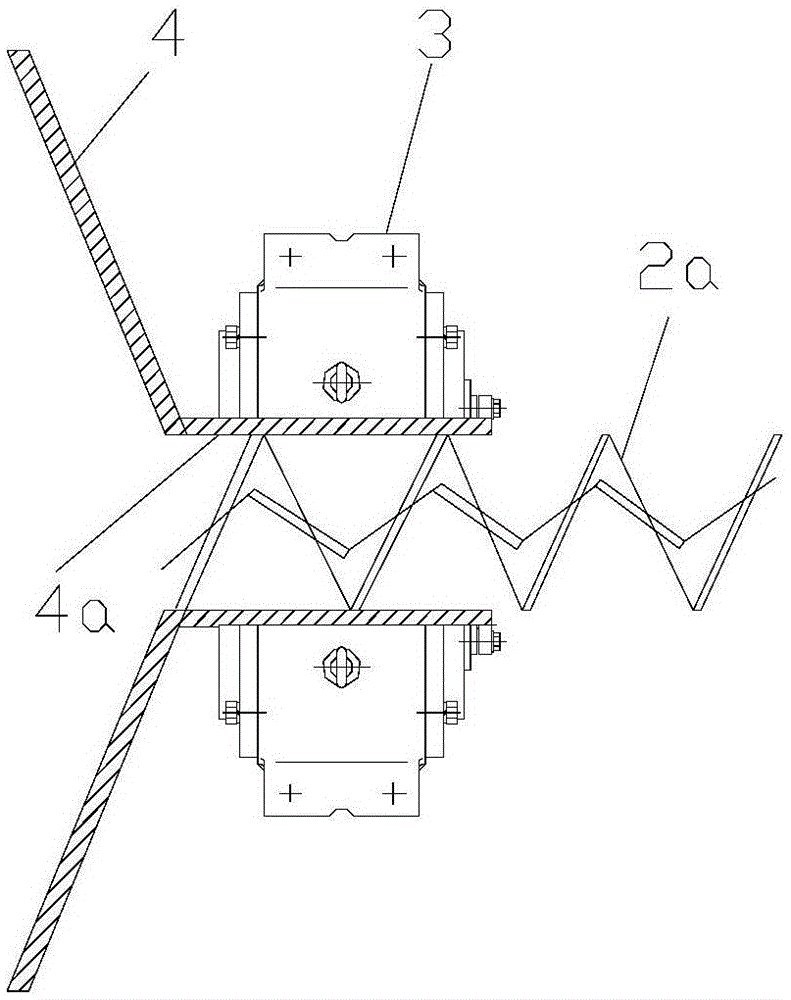 Integrated device for kitchen waste continuous crushing pulping and component sorting