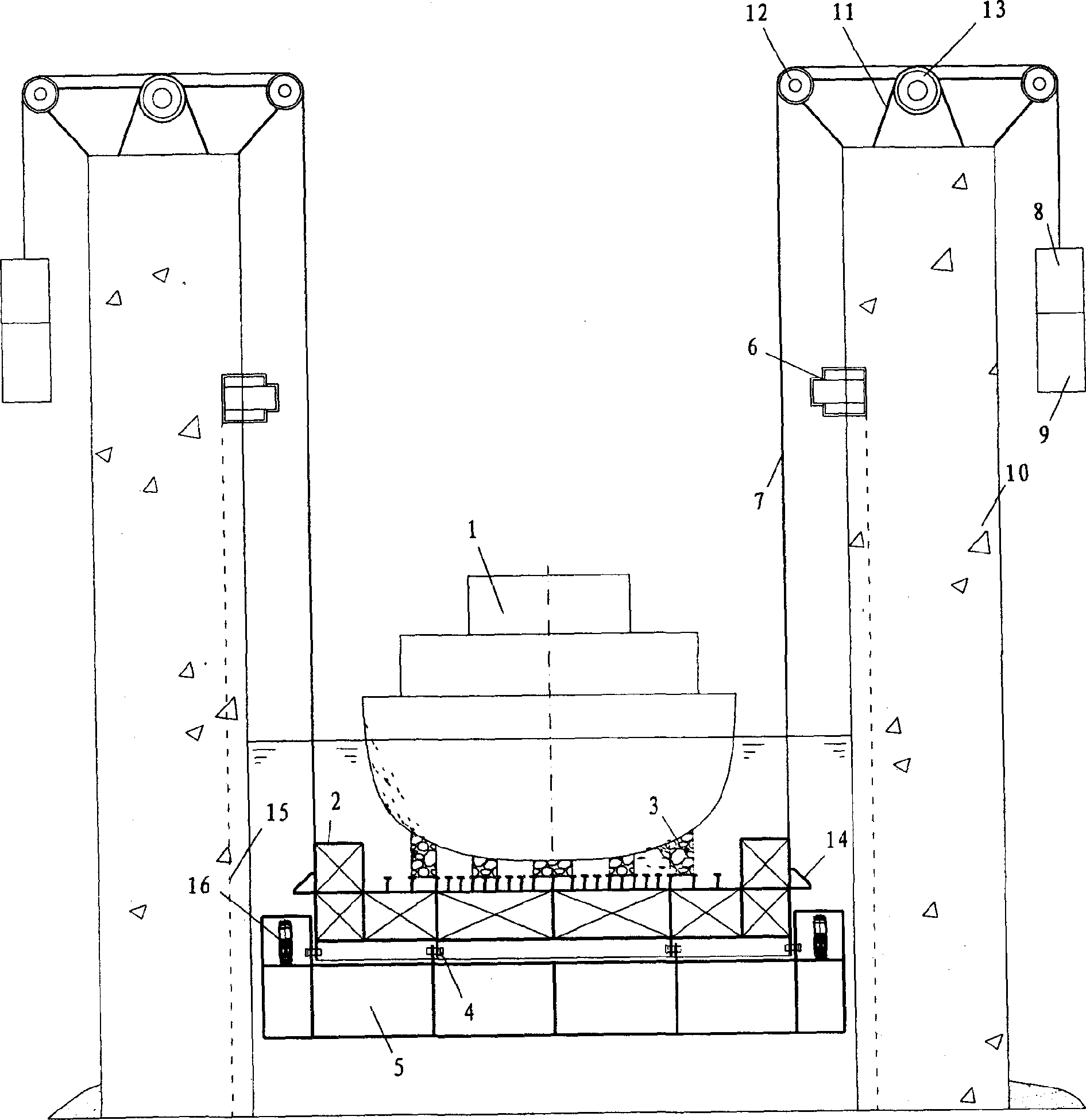 Gravity balance type ship vertical lifter