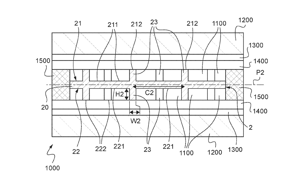 Thin-film alignment layer provided with integrally-formed spacing structures and forming an intermediate layer for an optical article comprising liquid crystals