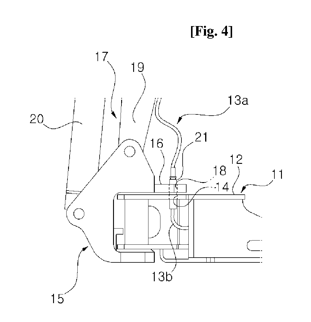 Device for fixing hydraulic pipe of boom swing type excavator