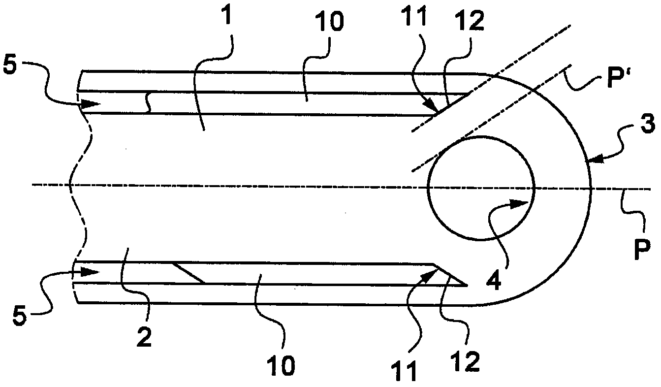 Metallic part provided with fibrous reinforcements and having a bevelled edge