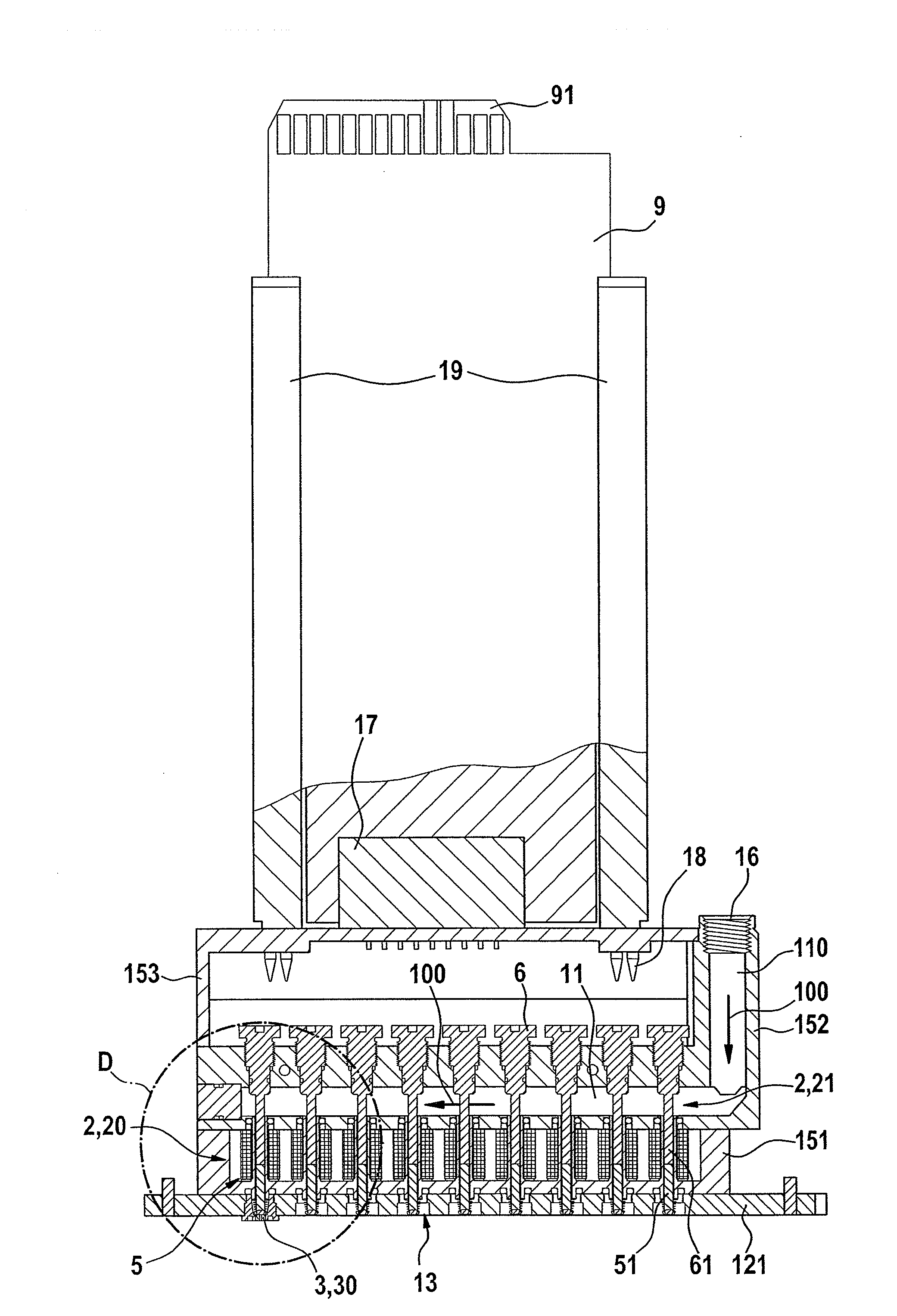 Applicator for applying fluid to a substrate, comprising valve mechanisms, method for cleaning said applicator, and valve mechanisms for said applicator