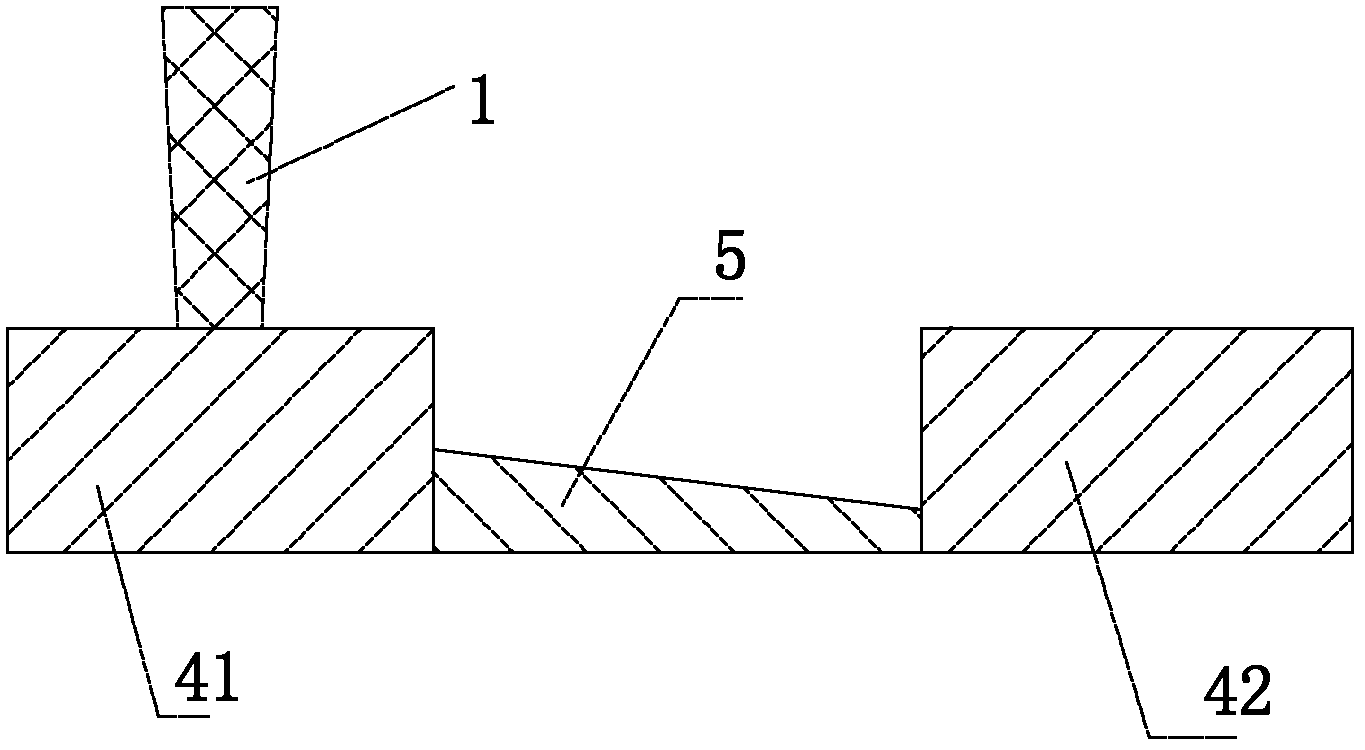 Gating system capable of effectively controlling air entrainment and slag entrainment and design method thereof