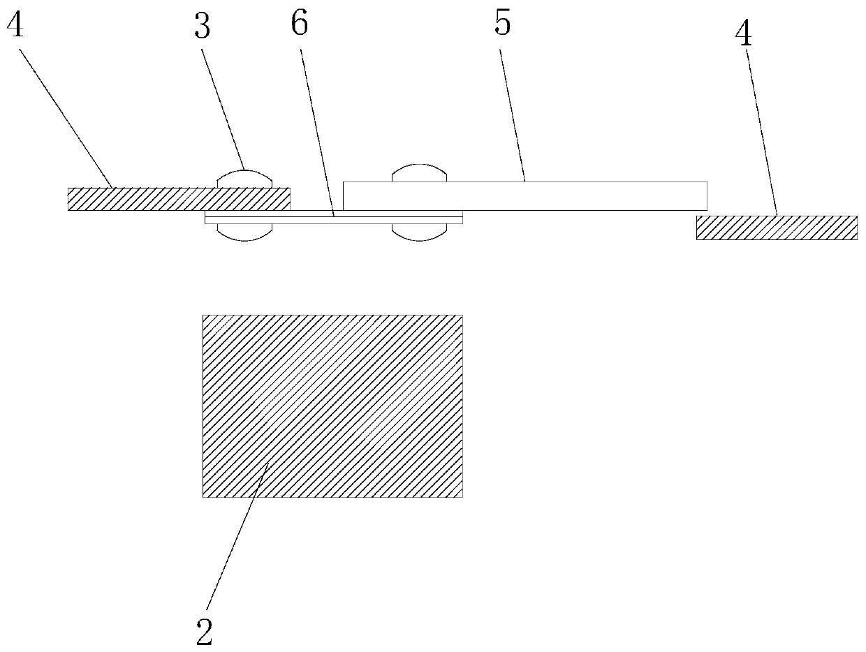 Dustproof cover with louver capable of being automatically opened under heat and implementation method of dustproof cover