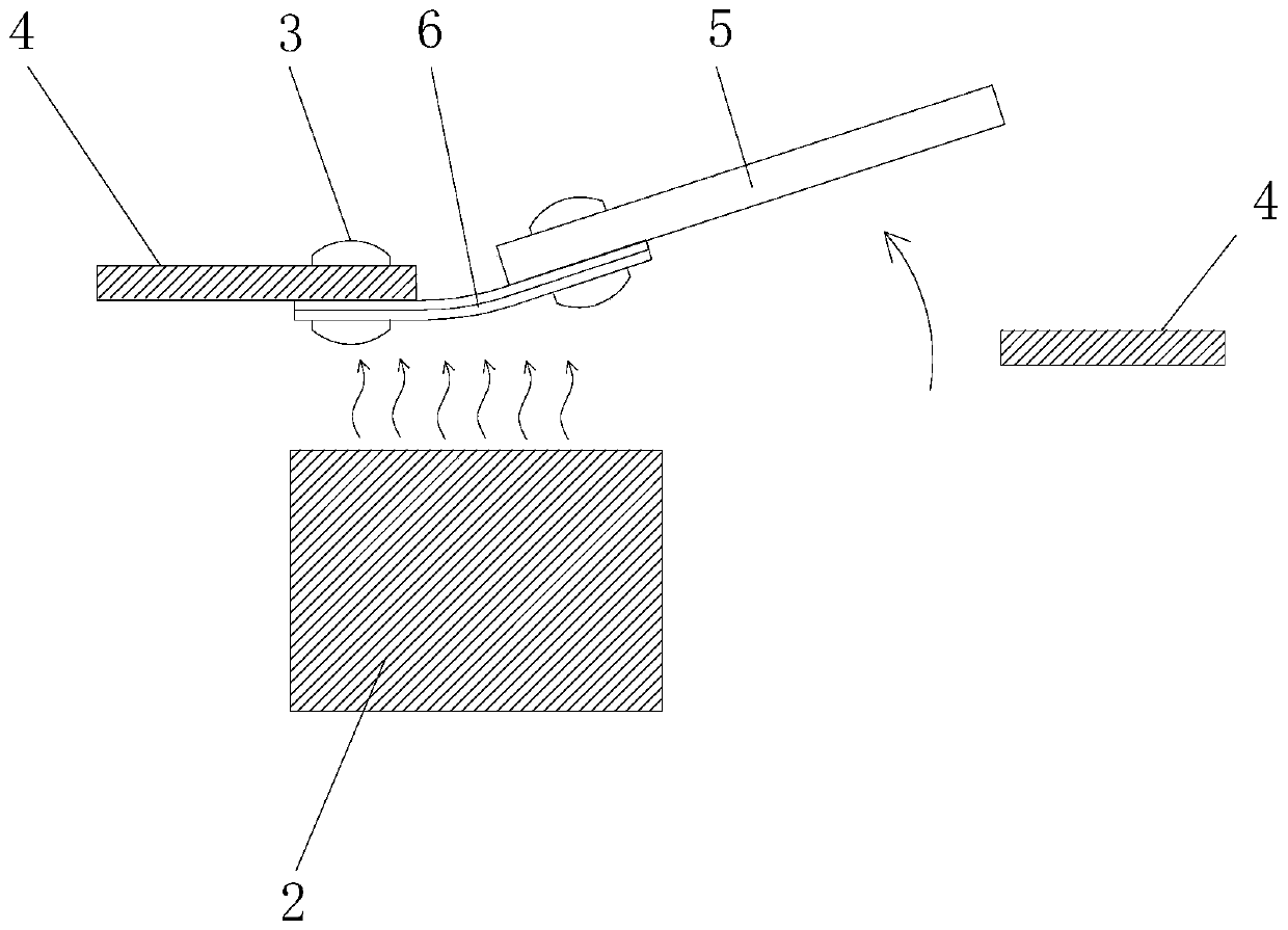 Dustproof cover with louver capable of being automatically opened under heat and implementation method of dustproof cover