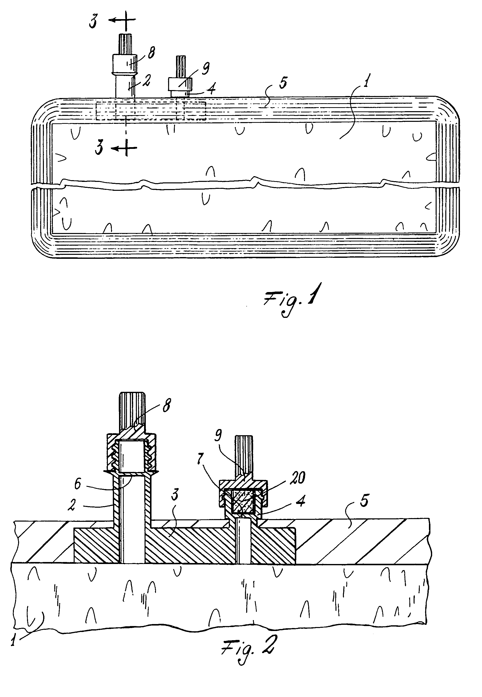 Bag for preserving and transporting sterile products in powder form and for forming solutions of said products in the bag